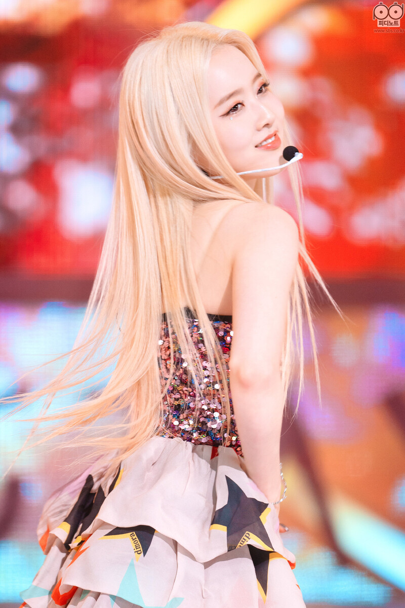 220227 STAYC at Inkigayo documents 7