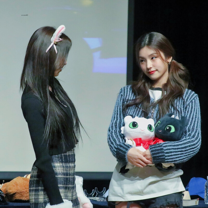 230104 ITZY Yeji & Yuna documents 3