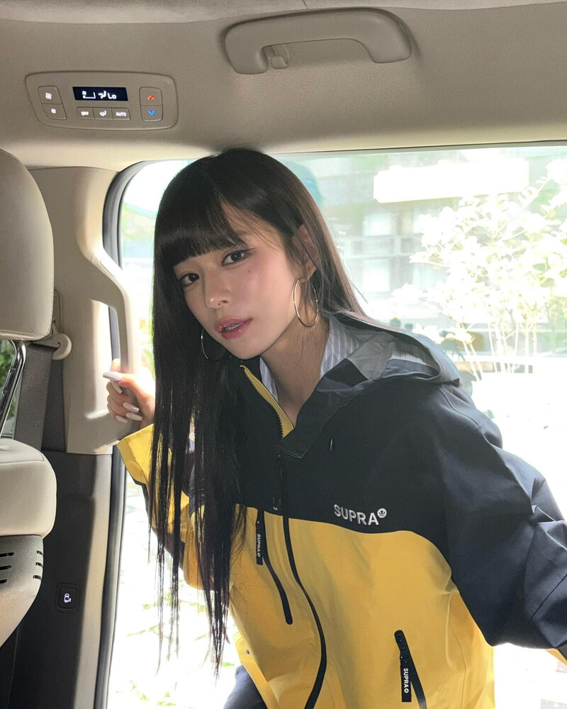 240920 fromis_9 Chaeyoung Instagram Update documents 4