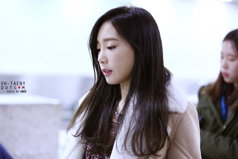 150114 Girls' Generation Taeyeon at Gimpo Airport documents 1