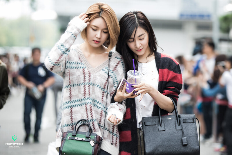 150911 Girls' Generation Tiffany and Sooyoung at Music Bank documents 1