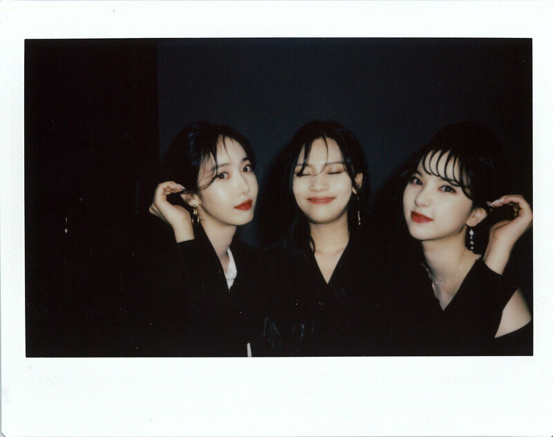 211014 BPM Naver Post - VIVIZ 1st Profile Shoot Behind documents 11