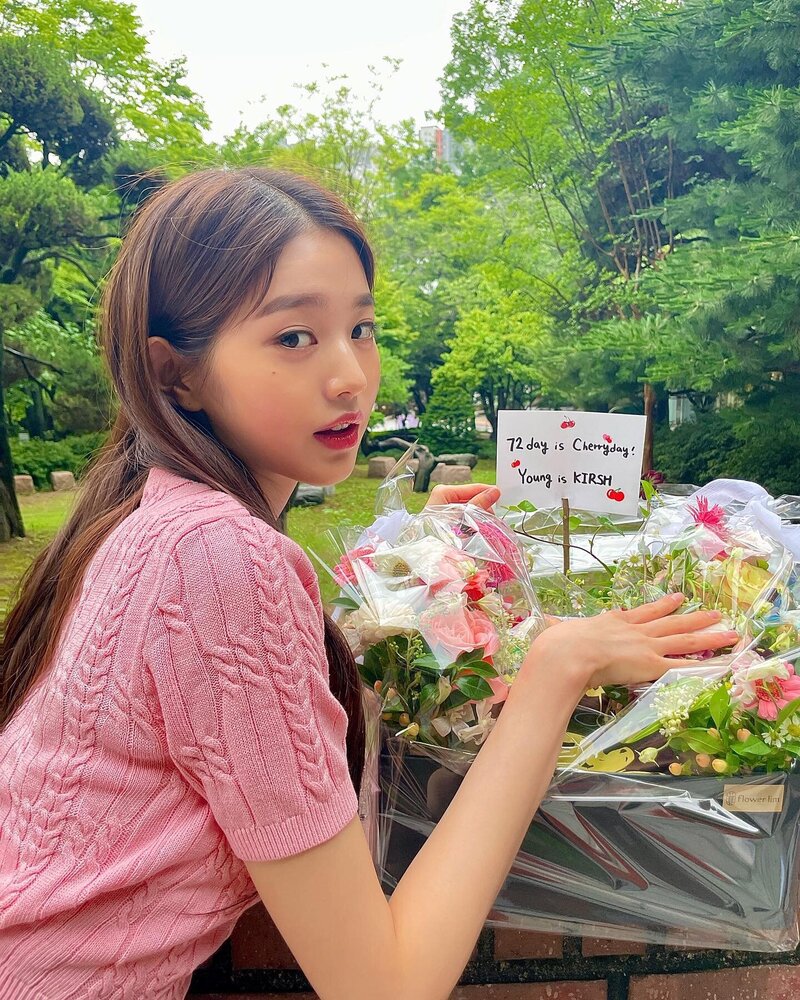 220702 IVE Wonyoung Instagram Update documents 3
