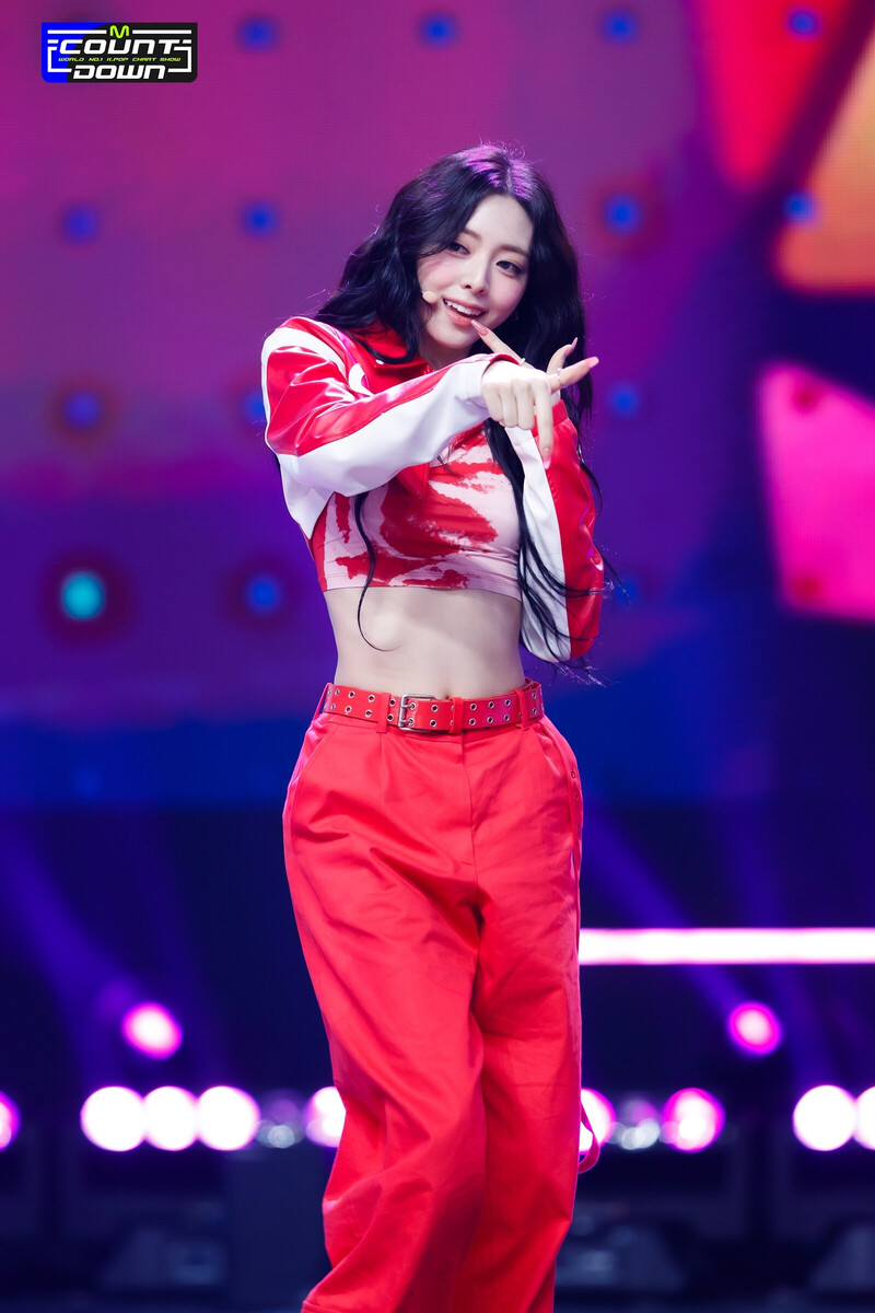 230810 ITZY Yuna - 'CAKE' at M COUNTDOWN documents 10