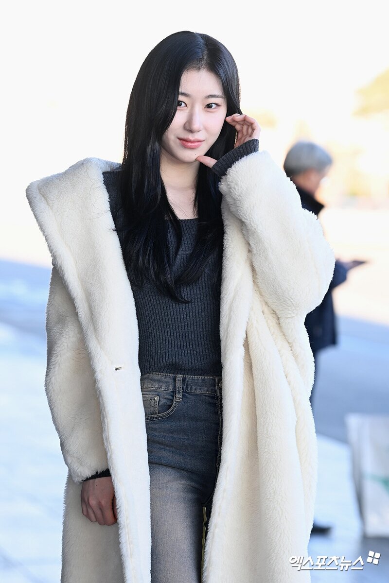 231201 ITZY Chaeryeong at Gimpo International Airport documents 7