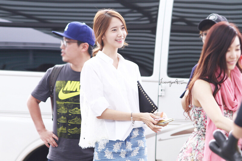 130719 Girls' Generation YoonA at Incheon Airport documents 4