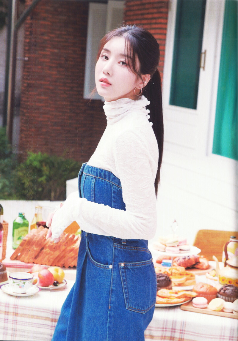 Kwon Eunbi 2022 Season's Greetings (Scans) documents 7