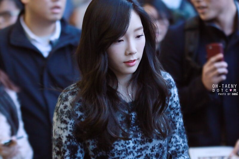 150105 Girls' Generation Taeyeon at Incheon Airport documents 2