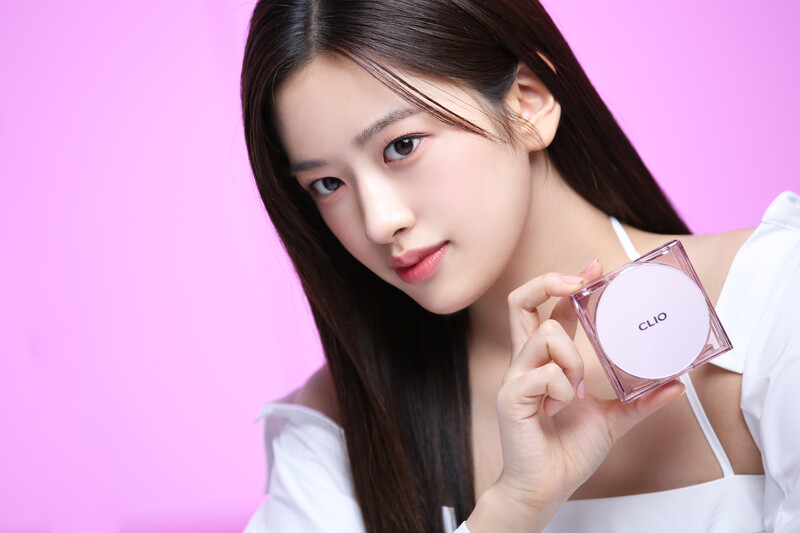 230214 Starship Naver - IVE Yujin - CLIO Ad Shooting Behind documents 1