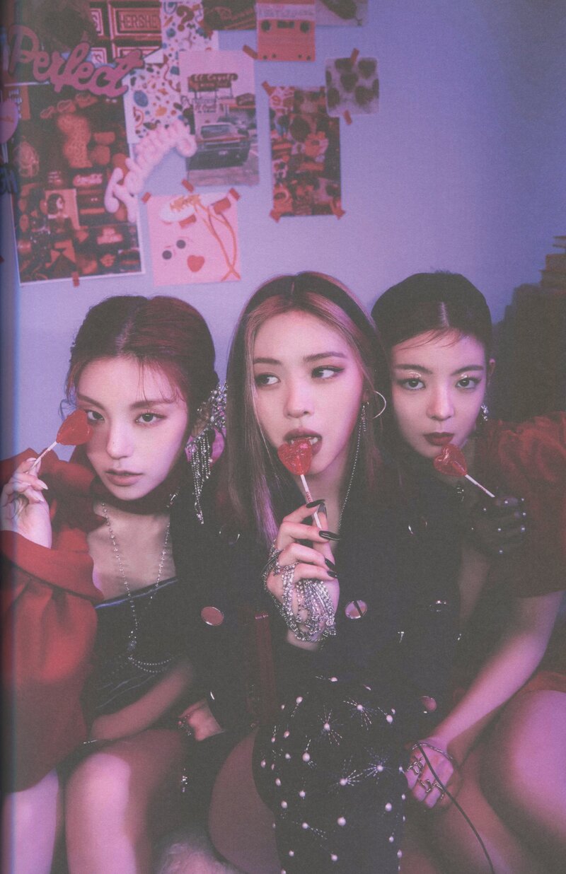 ITZY 'GUESS WHO' Album [SCANS] documents 22