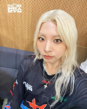 KARD JIWOO backstage at PowerFM's 'Two O'Clock Escape Cultwo Show'