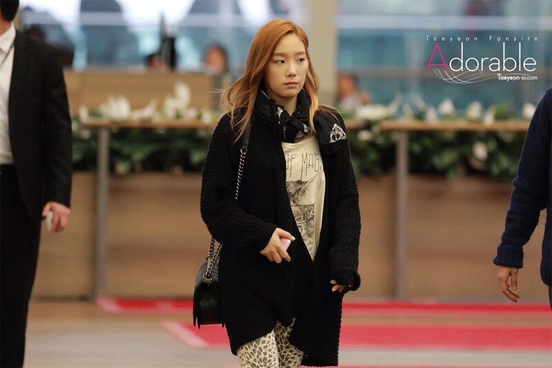 130408 Girls' Generation Taeyeon at Incheon Airport documents 1