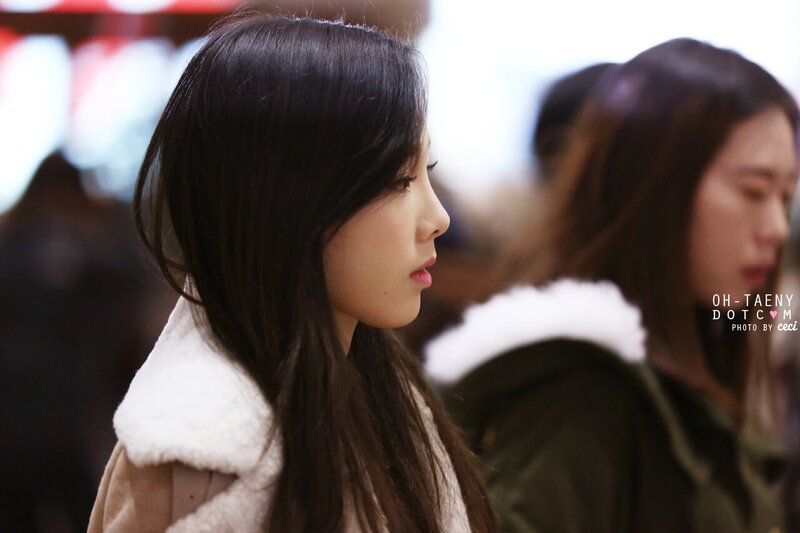 150114 Girls' Generation Taeyeon at Gimpo Airport documents 3