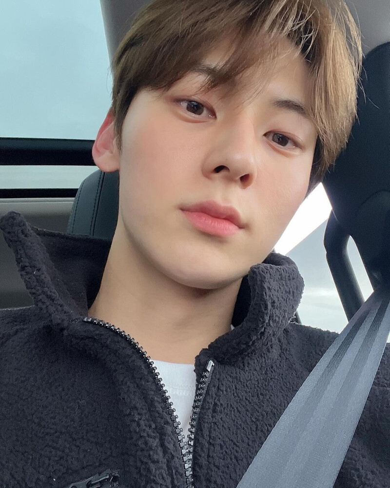 221008 Minhyun Instagram Update documents 1