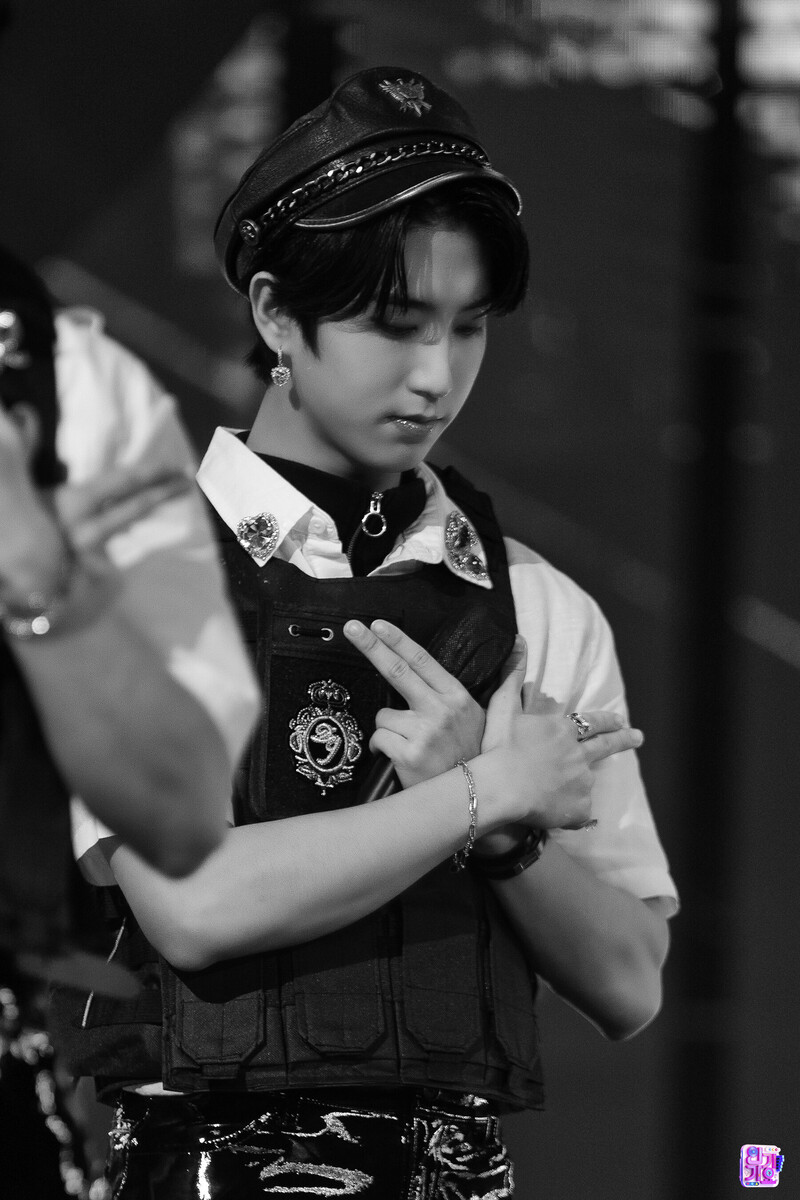 221023 StrayKids Han - 'CASE 143' at Inkigayo documents 2