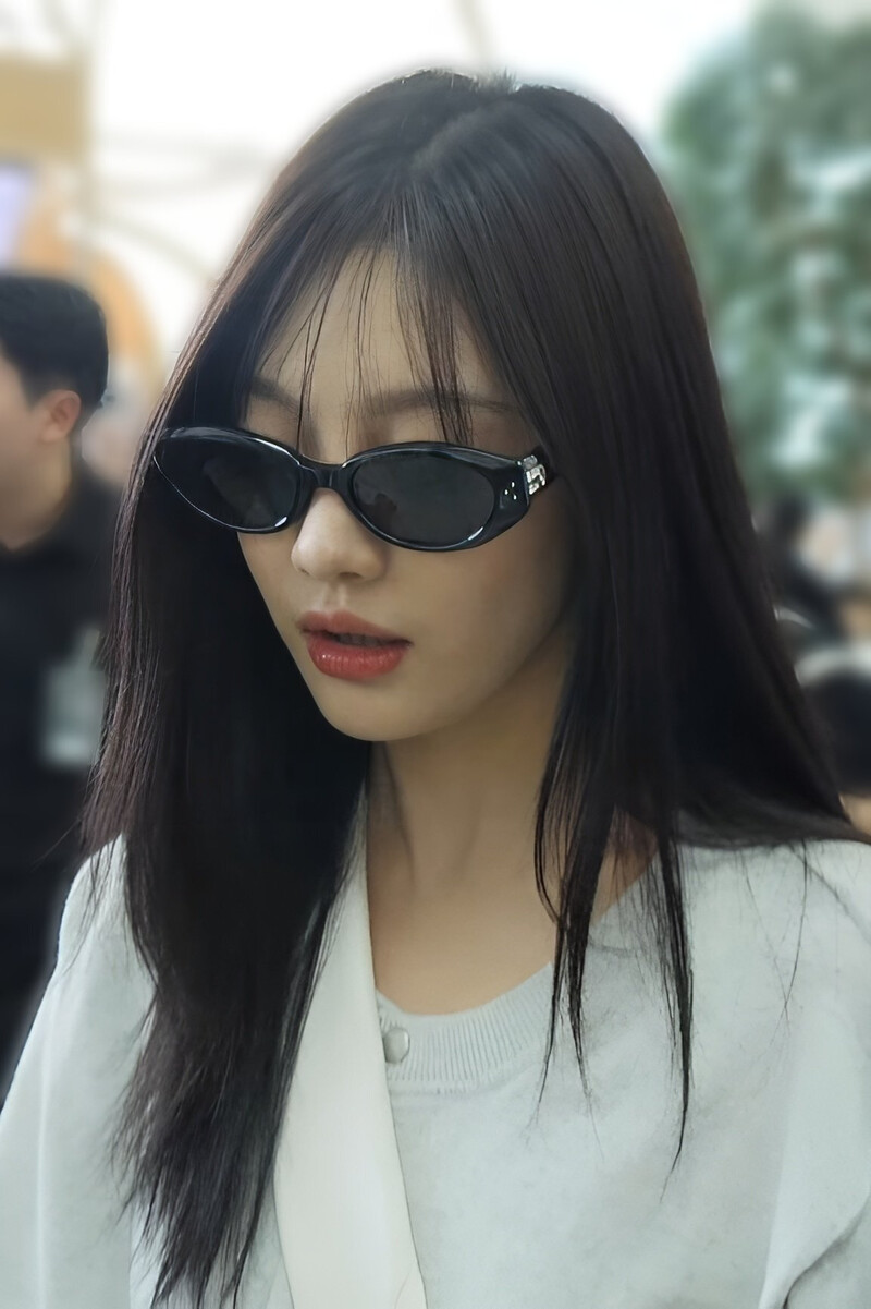 240719 aespa Ningning at Incheon International Airport documents 6