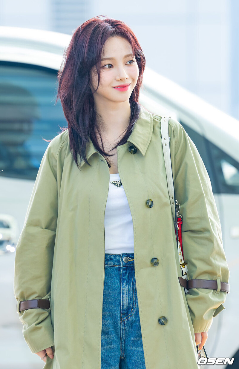 241011 aespa Karina at Incheon International Airport documents 8