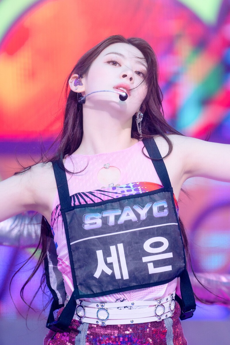 220227 STAYC Seeun at Inkigayo documents 18