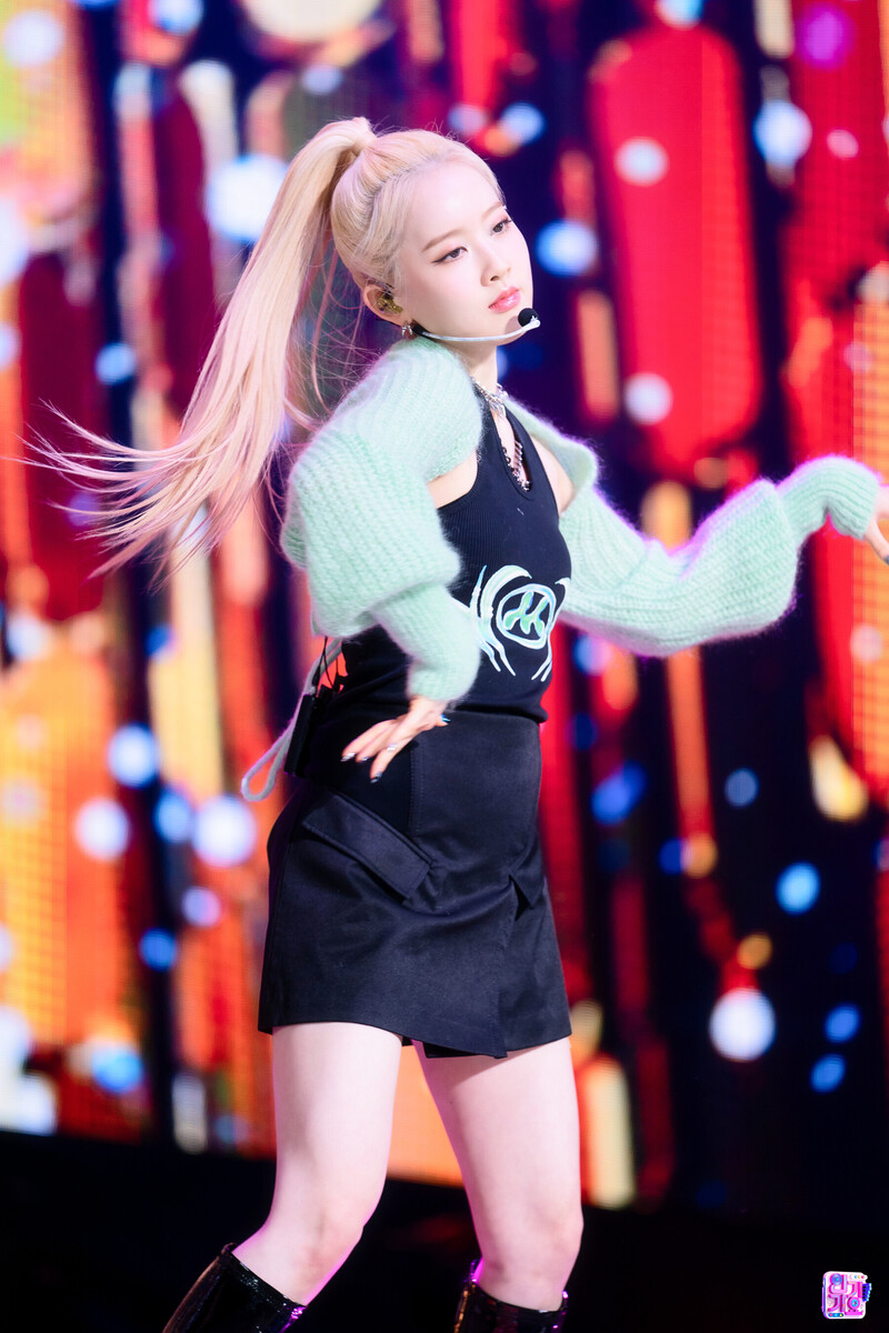 220306 STAYC Sieun - 'RUN2U' at Inkigayo documents 21