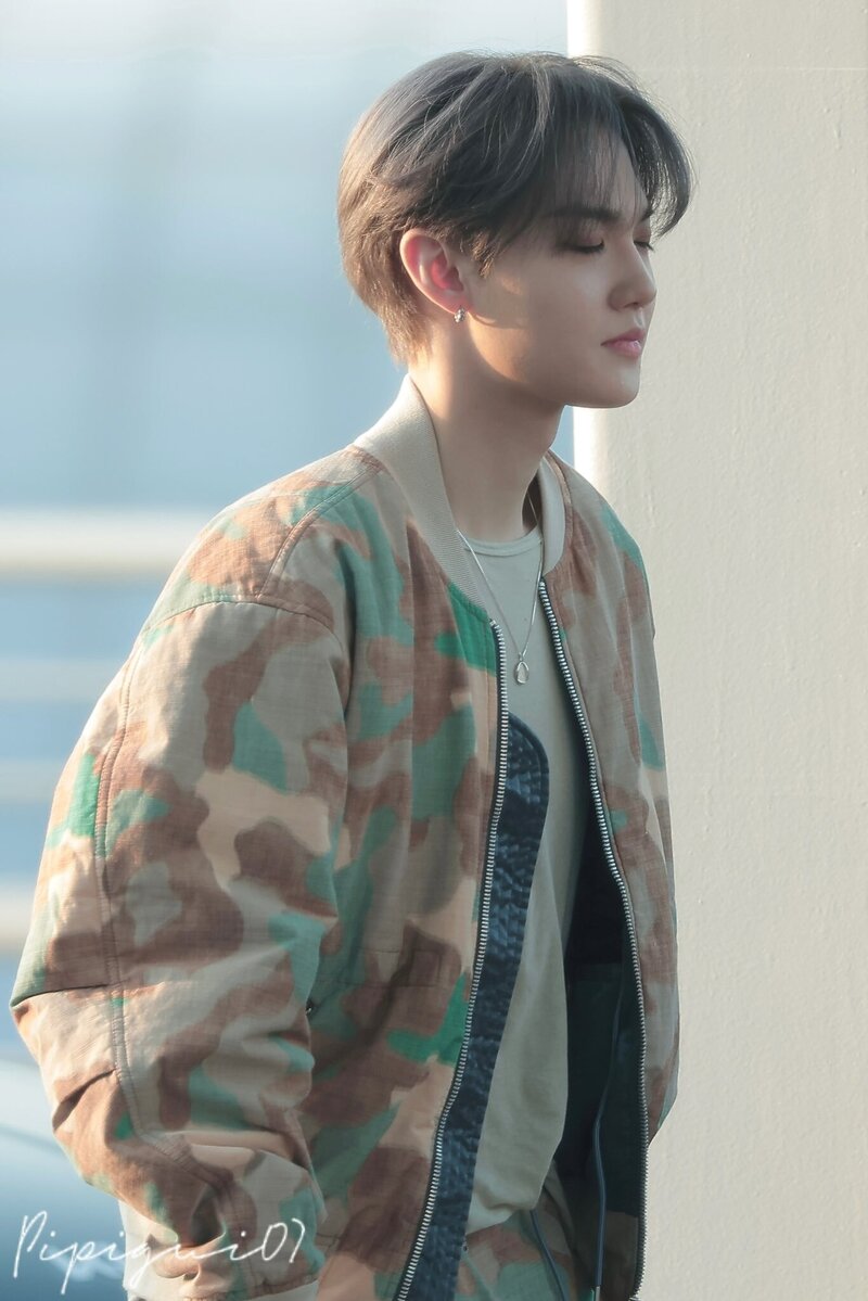 250502 TREASURE Doyoung at Incheon International Airport documents 4