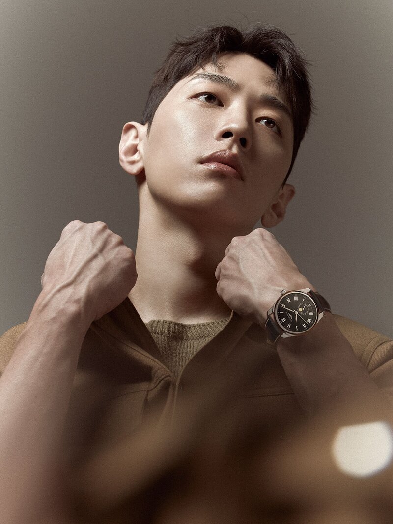 GRAY for NOBLESSE MEN x LONGINES WATCHES January Issue 2022 documents 5