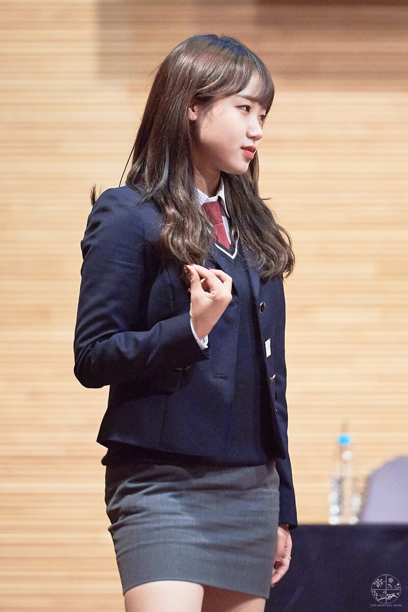 180519 Weki Meki Yoojung at 'Lucky' Gangbyeon Fansign documents 1