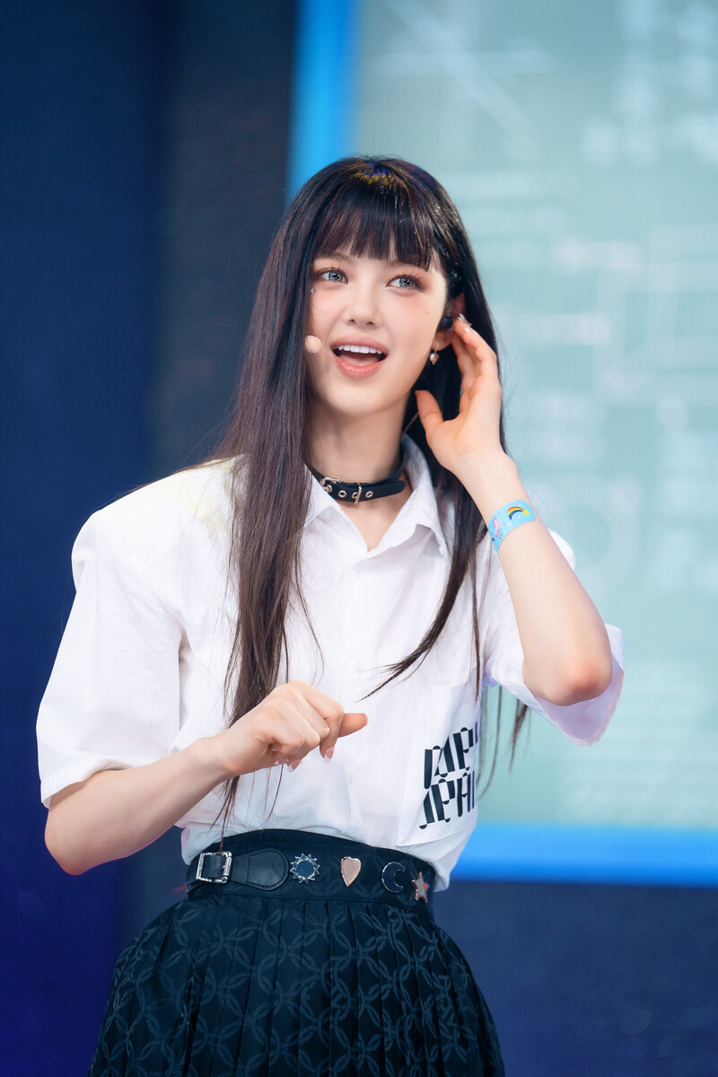 220807 NewJeans Danielle 'Cookie' at Inkigayo documents 2