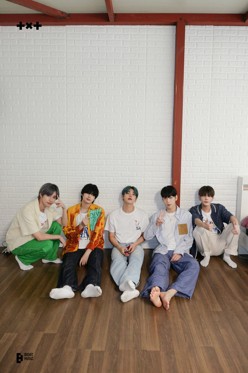 221004 TXT Weverse Update - TALK X TODAY Behind Photo documents 1