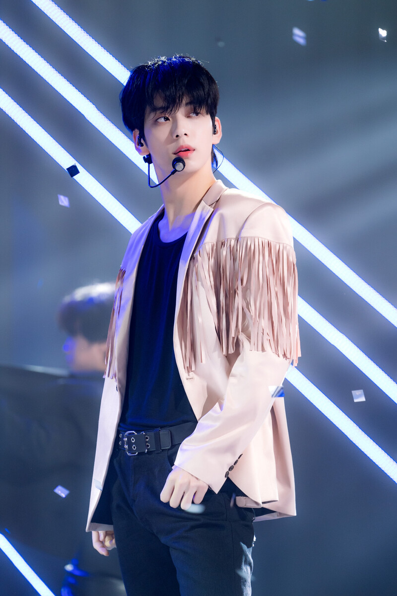 231015 TXT Soobin - 'Back for More' and 'Chasing That Feeling' at Inkigayo documents 17