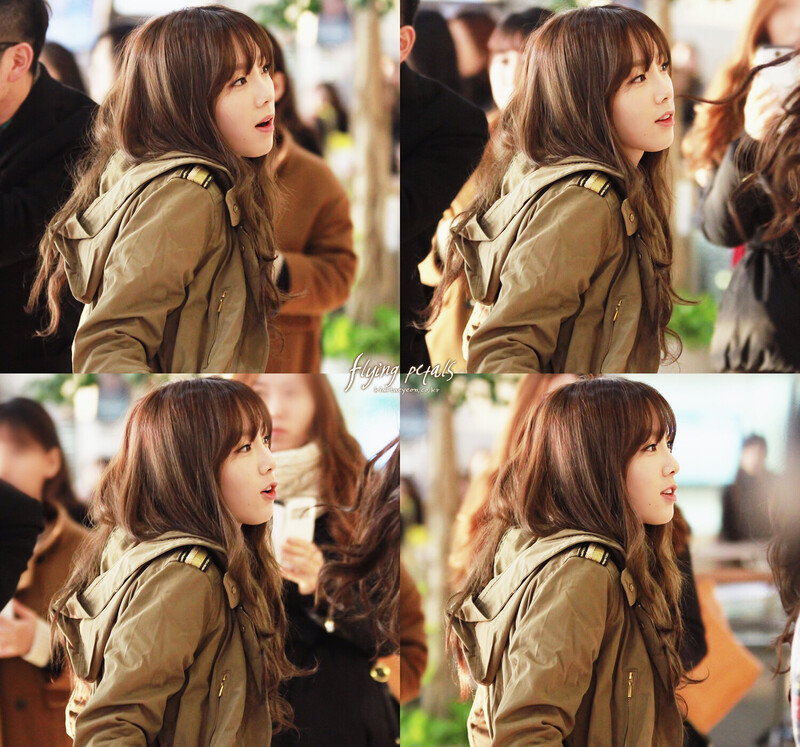 131210 Girls' Generation Taeyeon at Gimpo Airport documents 7