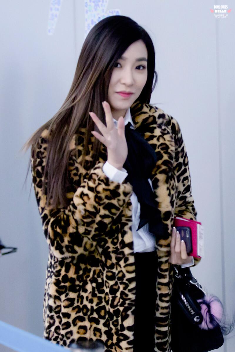 151206 SNSD Tiffany at Incheon Airport documents 8