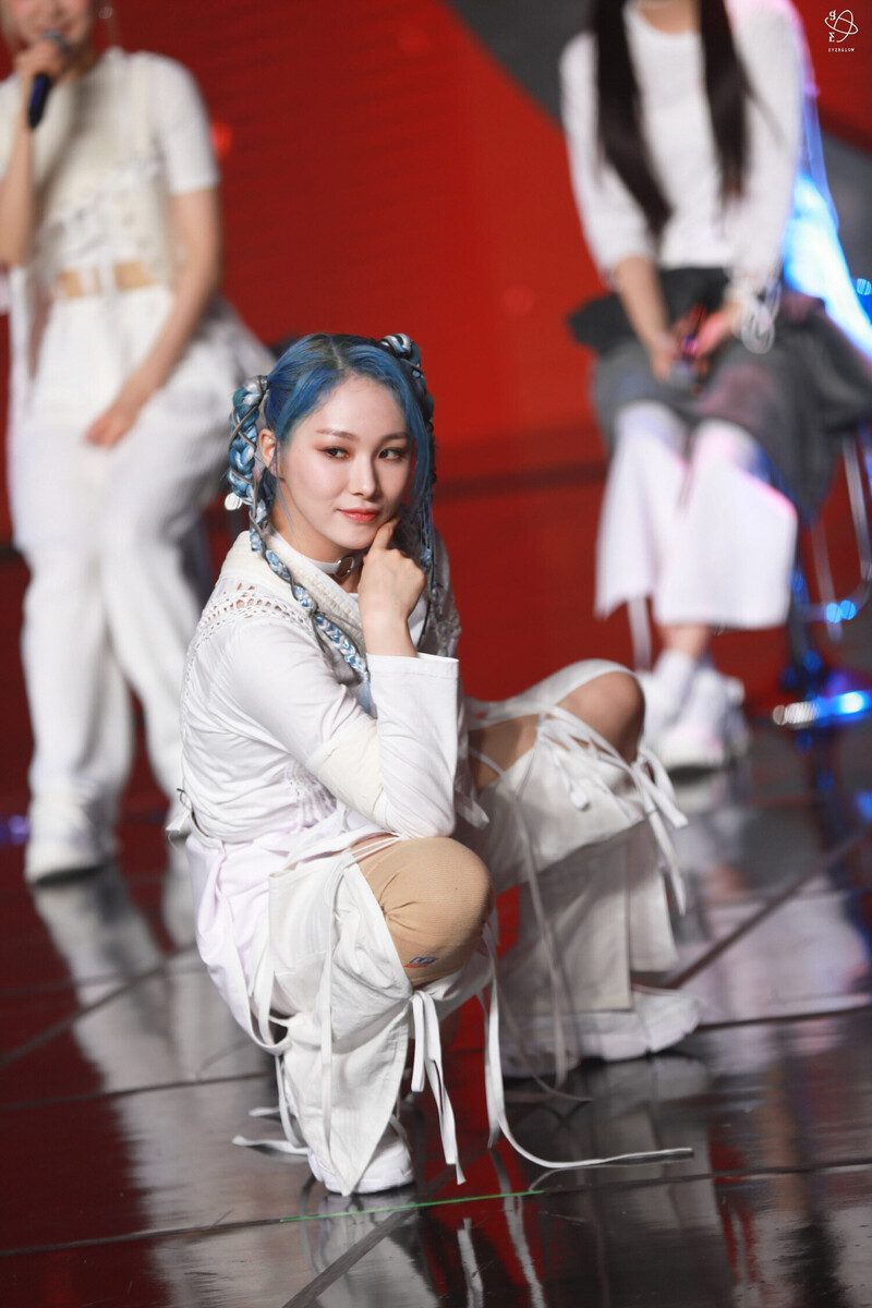 210607 Yuehua Naver Post - EVERGLOW's 'Last Melody' Showcase Behind documents 15