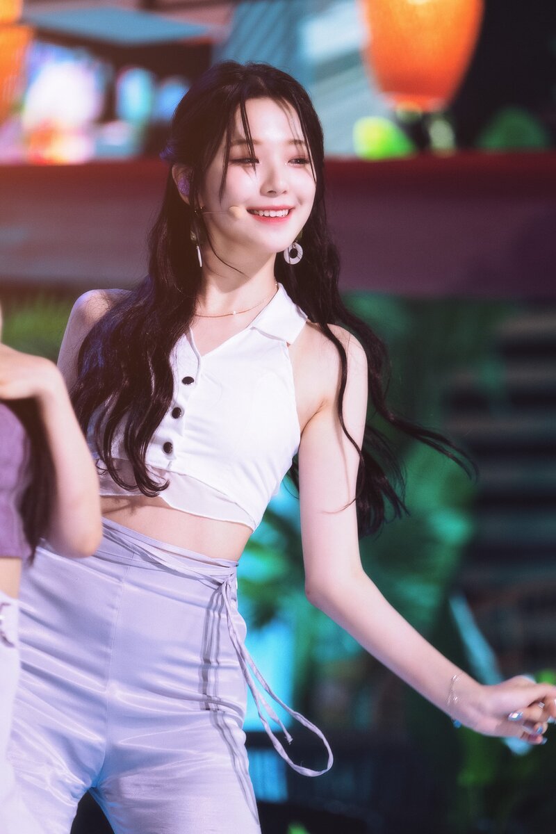 220703 fromis_9 Jiheon - 'Stay This Way' at Inkigayo documents 11