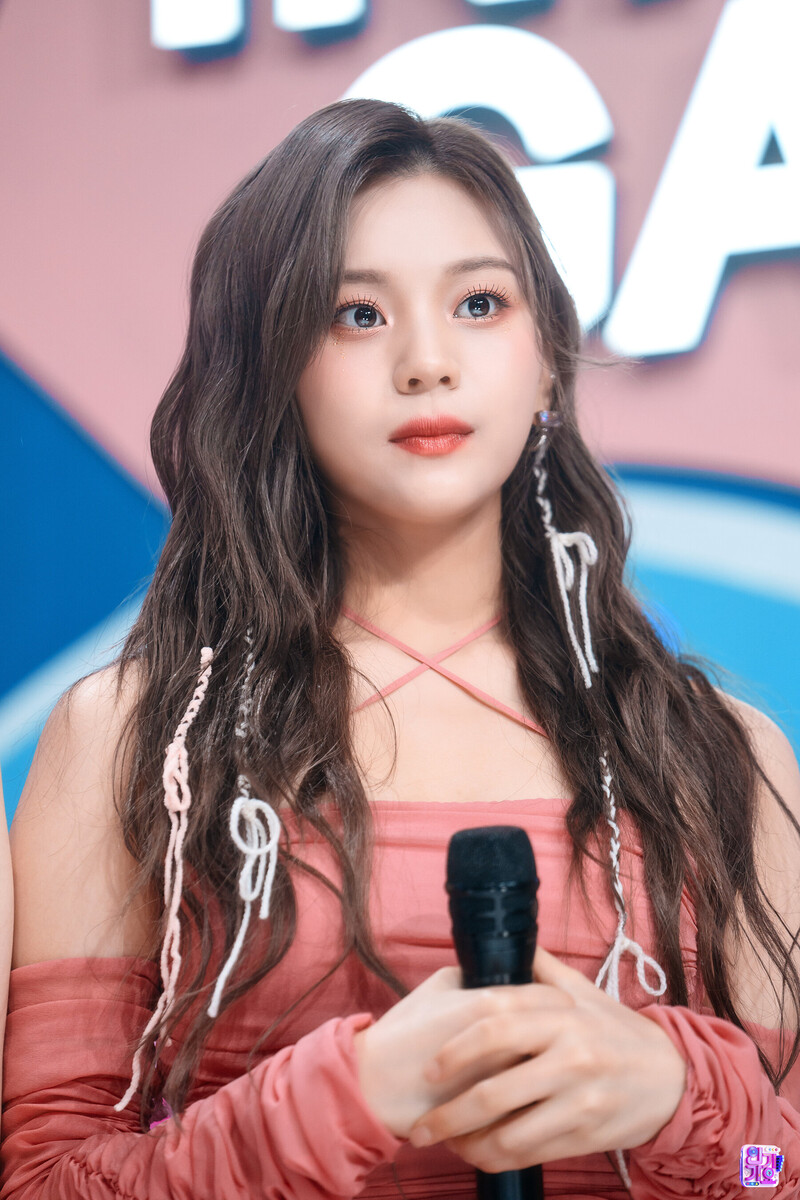 230205 VIVIZ Umji - 'PULL UP' at Inkigayo documents 10