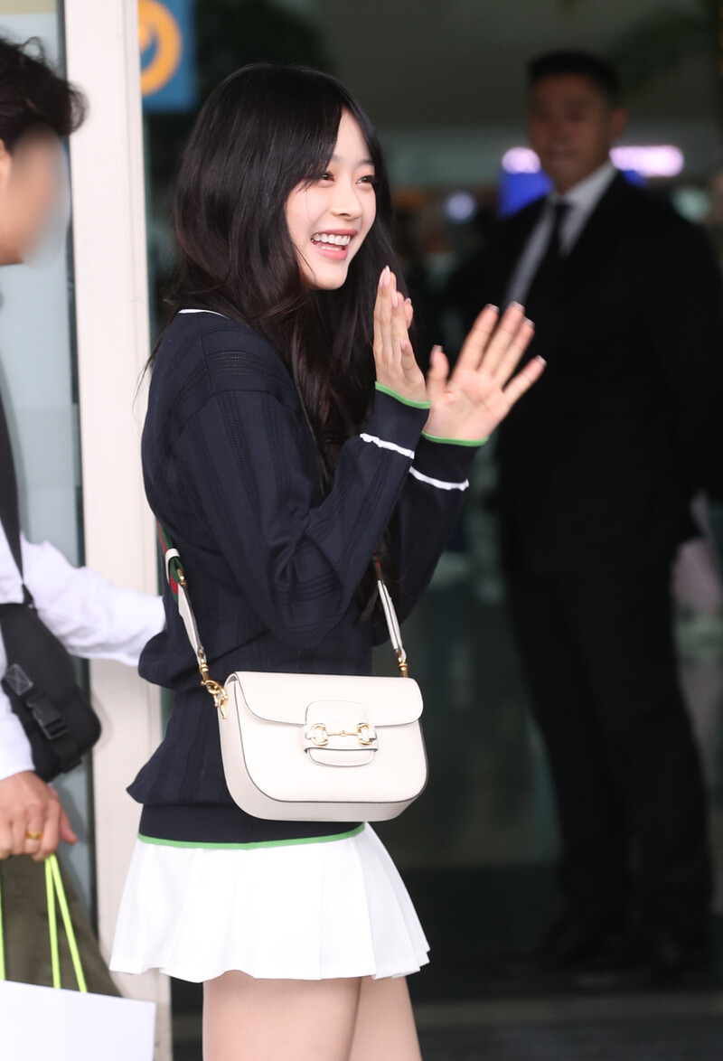 230921 NewJeans Hanni - Incheon International Airport documents 6