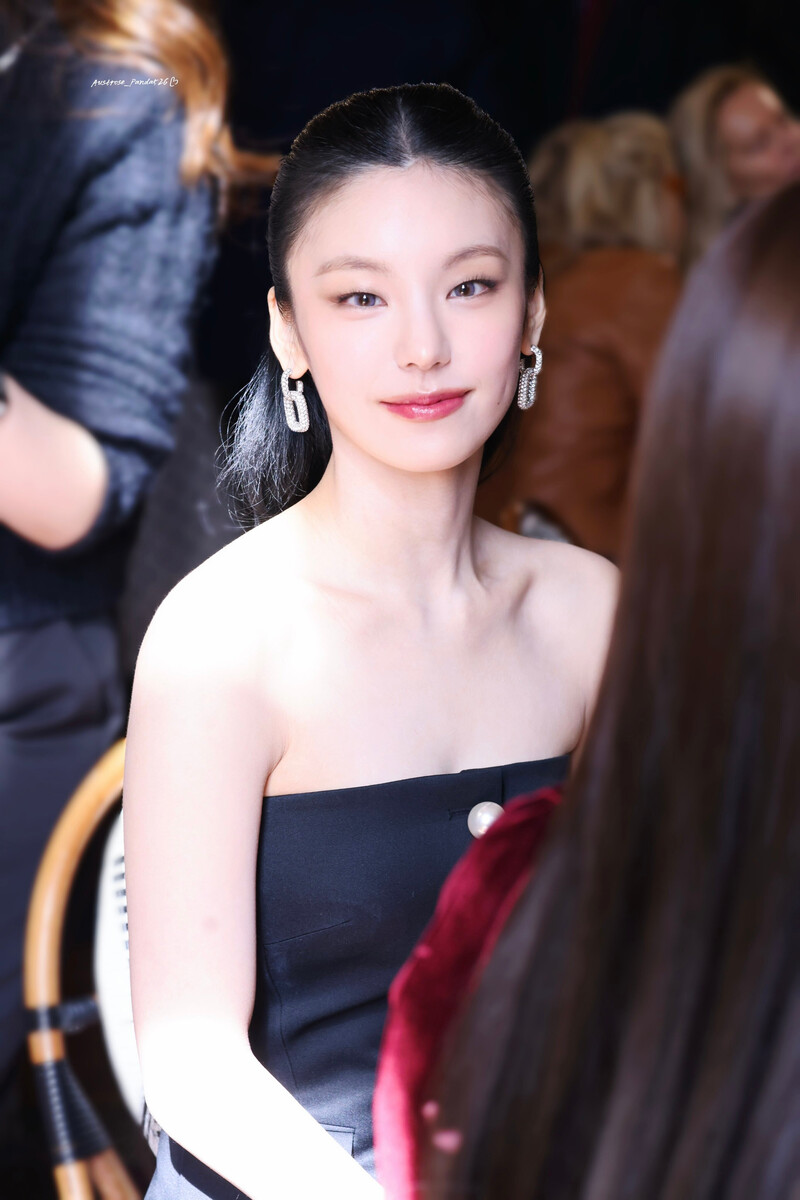 240927 - YEJI at Paris Fashion Week for ROGER VIVIER Spring Summer 2025 Show documents 1