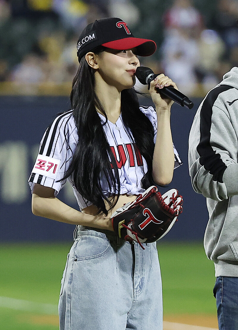 (G)I-DLE's Miyeon throws First Pitch for LG Twins documents 9