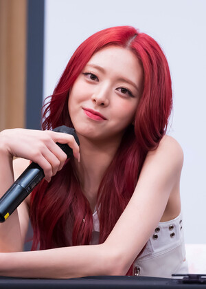 240114 ITZY Yuna - Soundwave Fansign Event