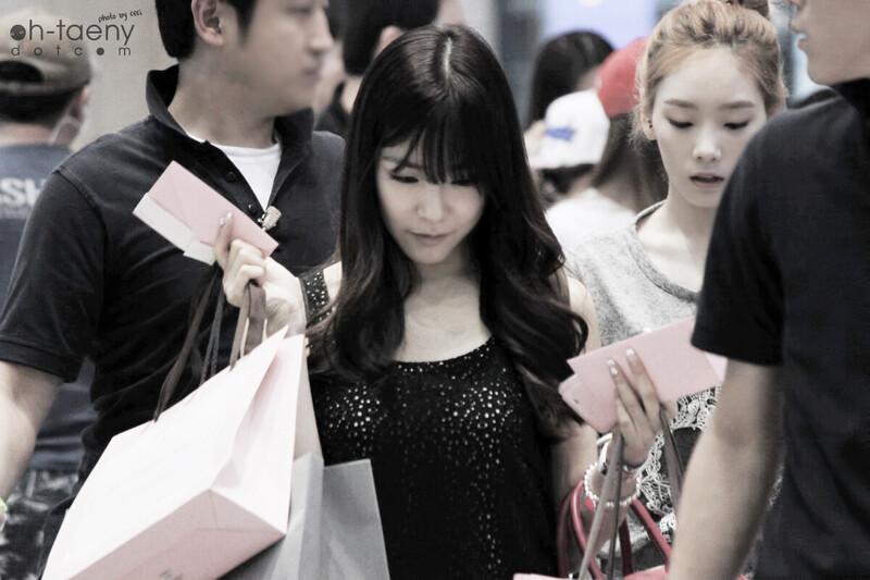 130722 Girls' Generation Tiffany at Taoyuan Airport documents 2