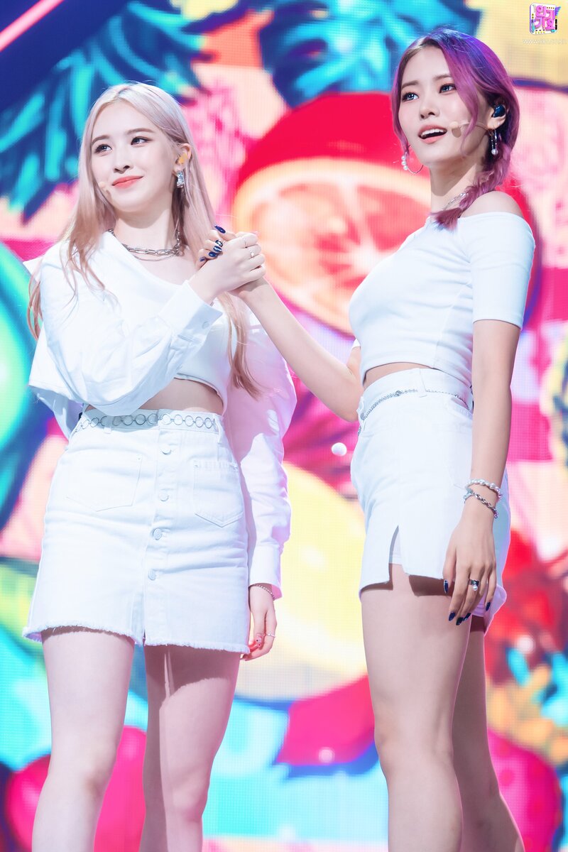 210829 Weeekly - 'Holiday Party' at Inkigayo documents 1