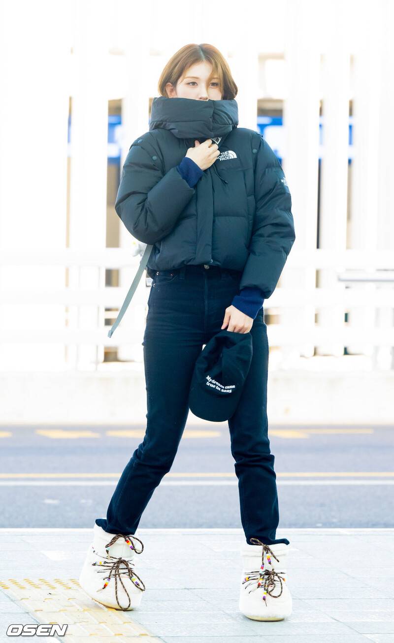 250102 Jeon Somi at Incheon Airport documents 13