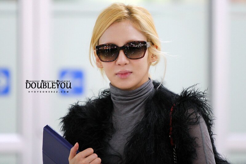 121114 Girls' Generation Hyoyeon at Gimpo Airport documents 2