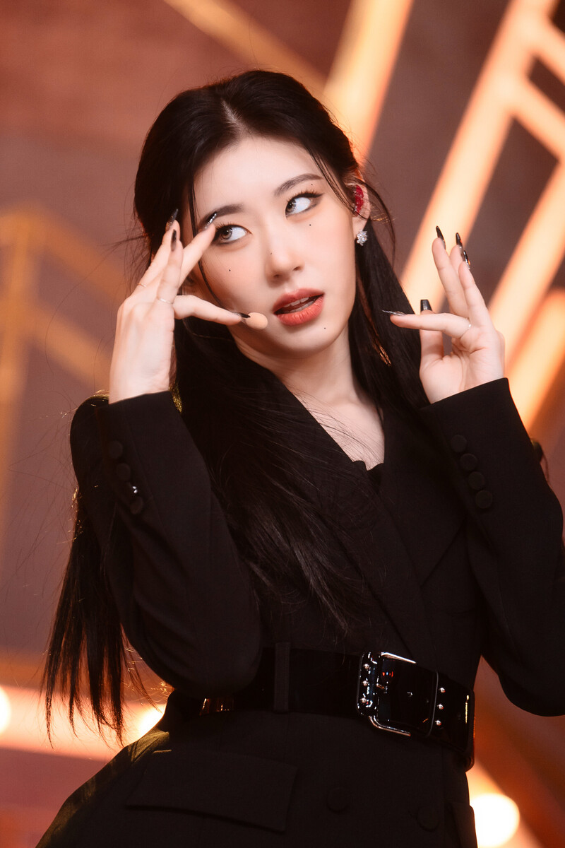 221204 ITZY Chaeryeong - 'Cheshire' at Inkigayo documents 10