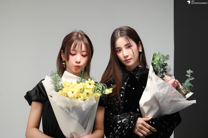 230329 IST Naver Post - Apink Chorong & Bomi - Y Magazine Photoshoot Behind documents 25