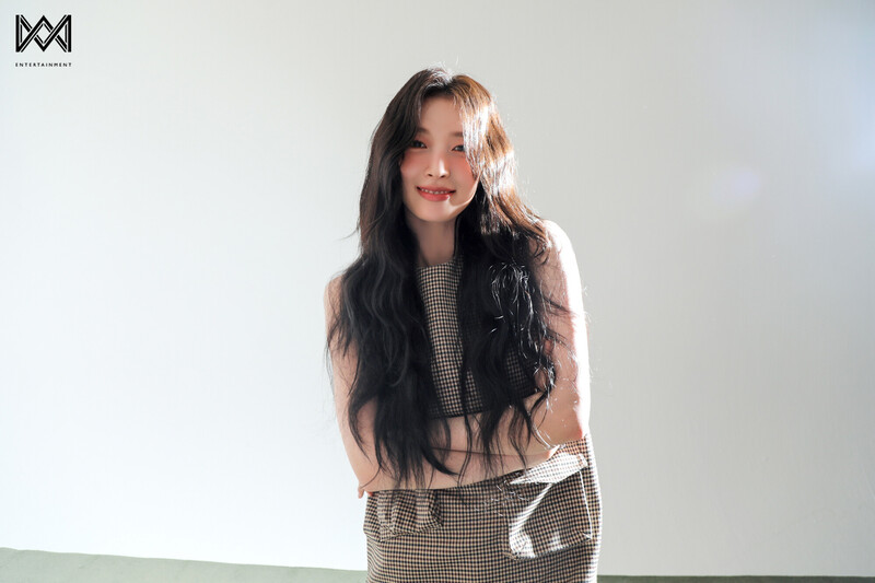 240925 WM Entertainment Naver Post - OH MY GIRL Arin Cosmopolitan Korea Behind documents 4