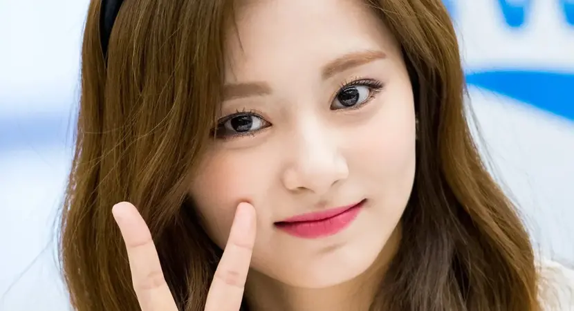 “Tzuyu Is the Blueprint!” – Netizens Say That TWICE’s Tzuyu Is the Standard When It Comes to Girl Group Visuals