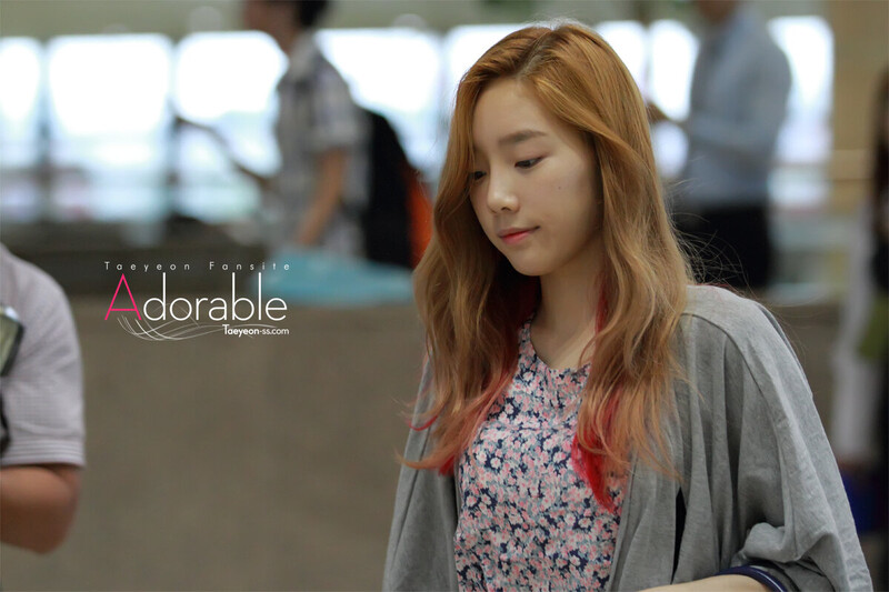 130711 Girls' Generation Taeyeon at Gimpo Airport documents 1