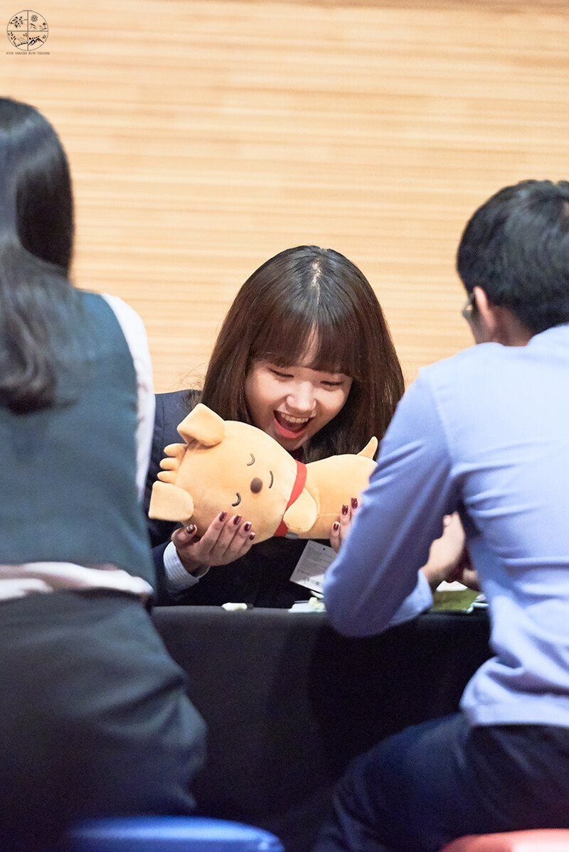 180519 Weki Meki Yoojung at 'Lucky' Gangbyeon Fansign documents 1