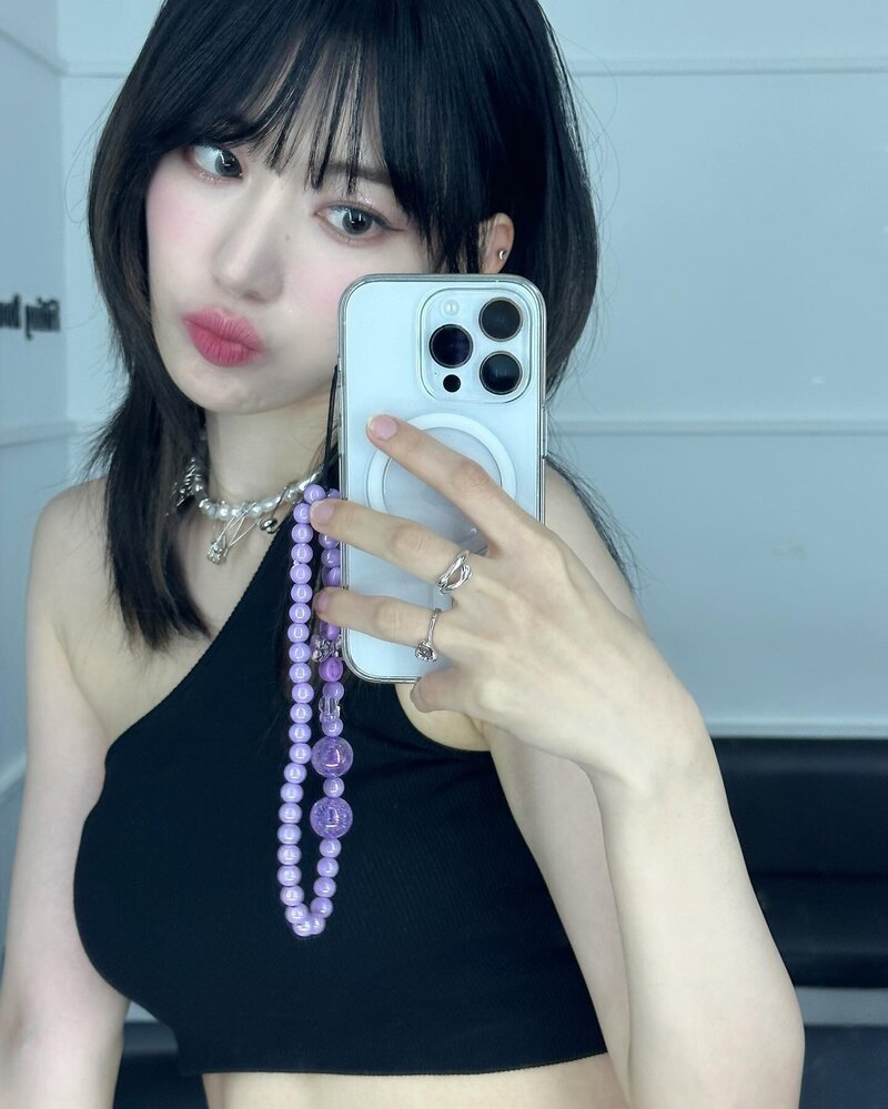 230526 LE SSERAFIM Sakura Instagram Update documents 10