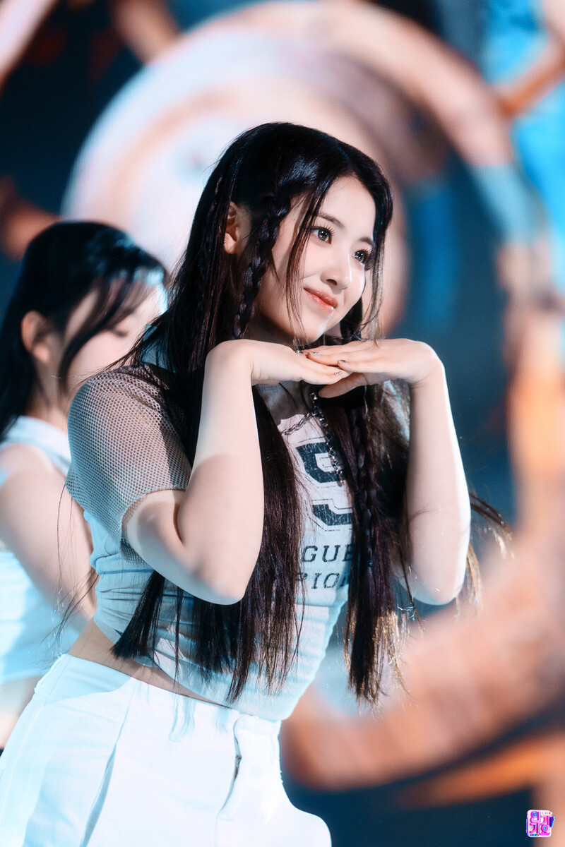 230402 NMIXX Jiwoo - 'Love Me Like This' at Inkigayo documents 21